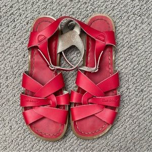 Red saltwater sandals Hoy Big Kid size 6/ Womens size 8